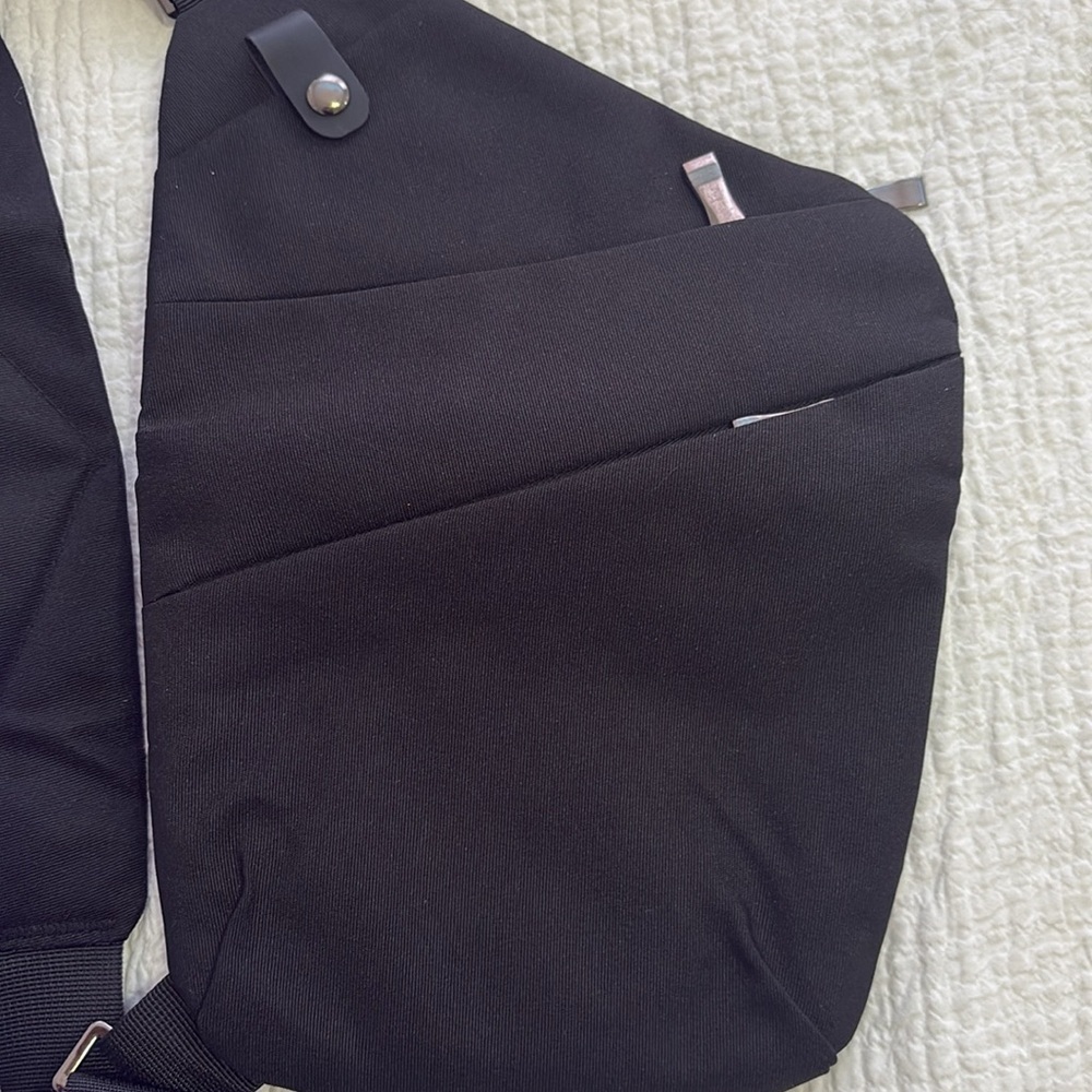 VADOO black sling bag